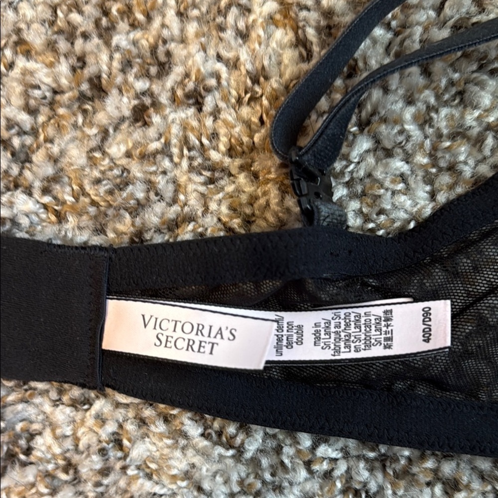 NWT Victoria's Secret Black Velvet and Lace Bra with Underwire Support - 40D - Picture 7 of 7